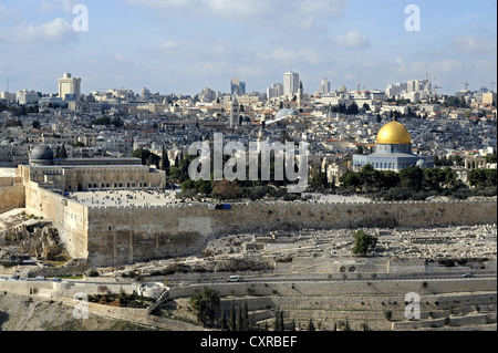 Vue depuis le mont des Oliviers en direction de la mosquée Al-Aqsa et le dôme du Rocher, sur le mont du Temple, vieille ville de Jérusalem, Israël Banque D'Images