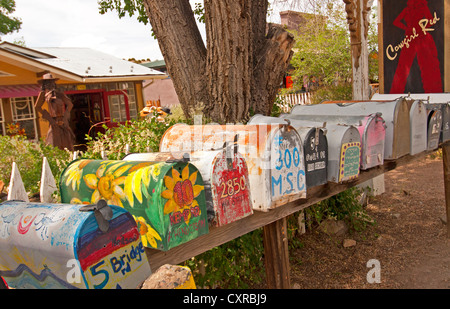 Une rangée de boîtes aux lettres colorées à Madrid, Nouveau Mexique, le long de la piste Turquoise Banque D'Images