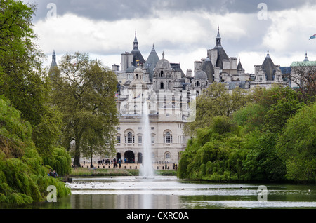 St James's Park avec les Horse Guards building et le lac de St James's Park, Londres, Angleterre du Sud, Angleterre, Royaume-Uni, Europe Banque D'Images