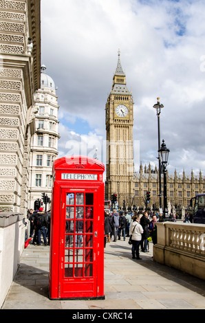 Cabine téléphonique rouge en face de l'horloge ou beffroi, Big Ben, les Maisons du Parlement, Londres, ou l'Angleterre, Angleterre Banque D'Images