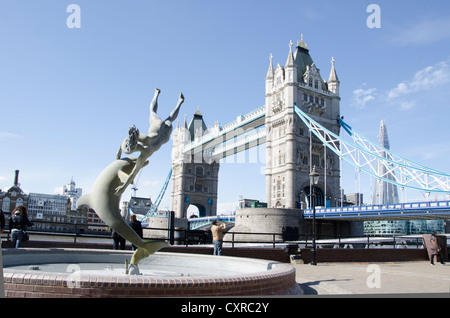 Tower Bridge avec sculpture 'Girl avec un dauphin' par David Wynne, Tamise, Londres, Angleterre, Royaume-Uni, Europe Banque D'Images