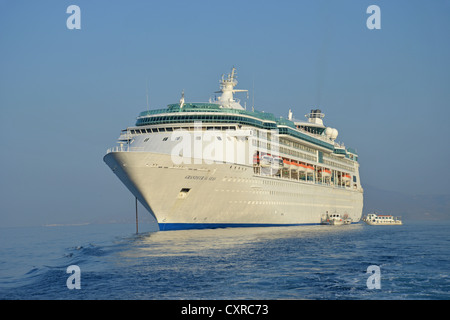 'Royal Caribbean Grandeur of the Seas' bateau de croisière amarré au large de Chora, à Mykonos, Cyclades, Mer Égée, Grèce Région Sud Banque D'Images