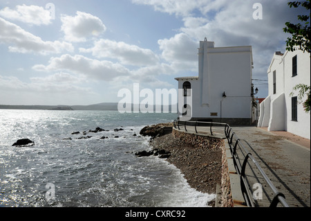 Maisons blanches dans la baie de Fornells, Badia, Fornells, Minorque Minorque, Baléares, Mer Méditerranée, Espagne, Europe Banque D'Images