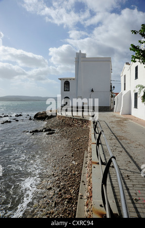 Maisons blanches dans la baie de Fornells, Badia, Fornells, Minorque Minorque, Baléares, Mer Méditerranée, Espagne, Europe Banque D'Images