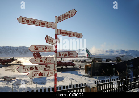 Indicateur de distance, l'aéroport de Kangerlussuaq, au Groenland, l'Arctique nord-américain Banque D'Images