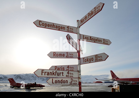 Indicateur de distance, l'aéroport de Kangerlussuaq, au Groenland, l'Arctique nord-américain Banque D'Images