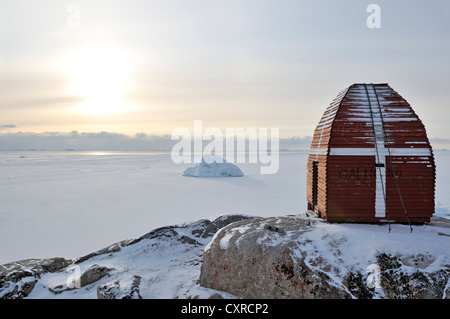 Cabane de sauvetage sur la côte de l'île Disko ou Qeqertarsuaq, du Groenland, de l'Arctique nord-américain Banque D'Images