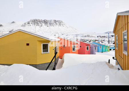 Rangée de maisons colorées, Qeqertarsuaq ou l'île Disko, le Groenland, l'Arctique nord-américain Banque D'Images