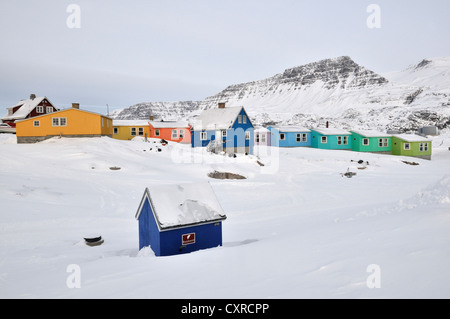 Rangée de maisons colorées, Qeqertarsuaq ou l'île Disko, le Groenland, l'Arctique nord-américain Banque D'Images