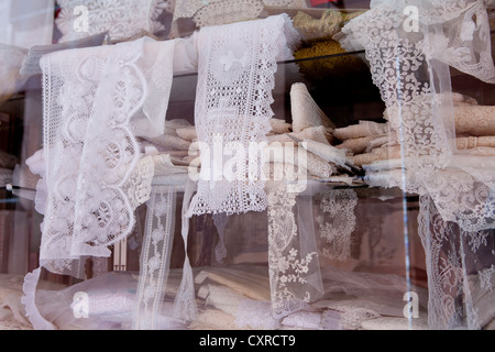 La dentelle traditionnelle en vitrine, Granada, Espagne Banque D'Images