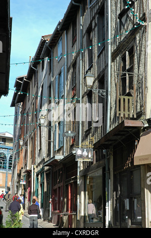 Rue étroite dans le Village de la Boucherie menant jusqu'à la place de la Motte et Les Halles. Limoges Banque D'Images