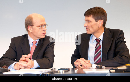 Nikolaus von Bomhard, gauche, directeur général de la société de l'assurance Munich Re, et Joerg Schneider, droite, chef de la direction financière, au cours de Banque D'Images