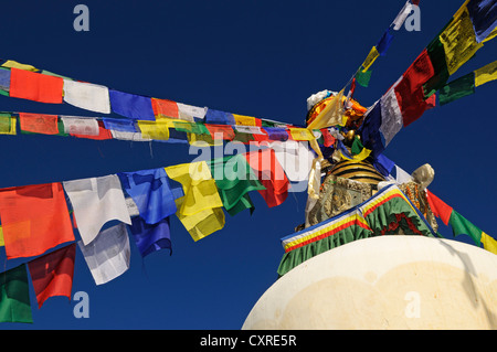 Les drapeaux de prières sur Namobuddha Temple, Vallée de Katmandou, UNESCO World Heritage Site, Népal, Asie Banque D'Images