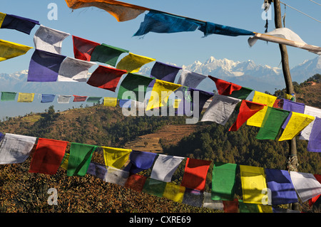 Les drapeaux de prières sur Namobuddha Temple, Vallée de Katmandou, UNESCO World Heritage Site, Népal, Asie Banque D'Images