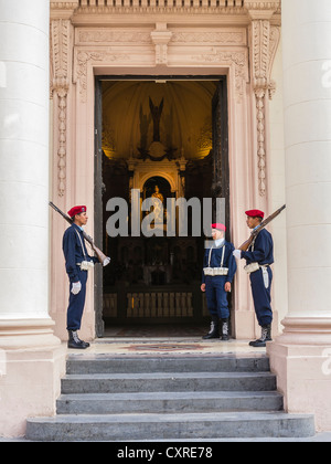 Entrée du panthéon des héros, avec trois soldats qui montent la garde à l'entrée à Asunción, Paraguay. Banque D'Images