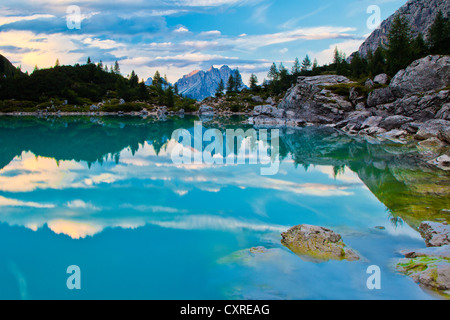 Reflet de la montagne sur le lac Sorapis, Gruppo del Sorapis, Cortina d'Ampezzo, Dolomites, province de Bolzano-Bozen, Italie Banque D'Images