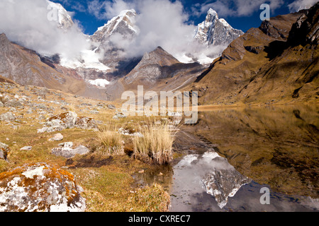 Nevado Jirishanca mountain, qui se reflète dans le lac Laguna, Laguna Carhuacocha Carhuacocha, Cordillera Huayhuash mountain range Banque D'Images