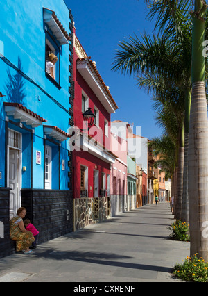 Rue avec ses maisons colorées, Puerto de la Cruz, au nord de Tenerife, Tenerife, Canaries, Espagne, Europe Banque D'Images