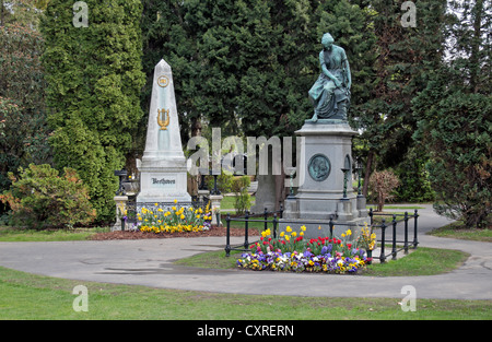 Les tombes des compositeurs Wolfgang Amadeus Mozart et Ludwig van Beethoven dans le cimetière Zentralfriedhof, Vienne, Autriche. Banque D'Images