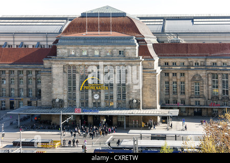 La gare centrale et son avant-cour et la promenade, Leipzig, Saxe, Allemagne, Europe Banque D'Images