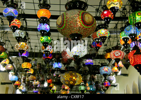 Colorés suspendus verre turc électrique lampes lanternes dans un magasin,Istanbul,Turquie Banque D'Images