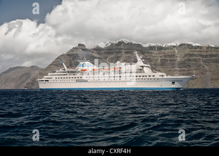 Mme Delphin navire au large de l'île de Santorini, Cyclades, Grèce, Europe Banque D'Images