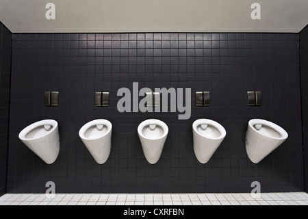 Dans les urinoirs toilettes pour hommes, un multi-usage Olympiahalle arena, Munich, Bavaria, Germany, Europe Banque D'Images