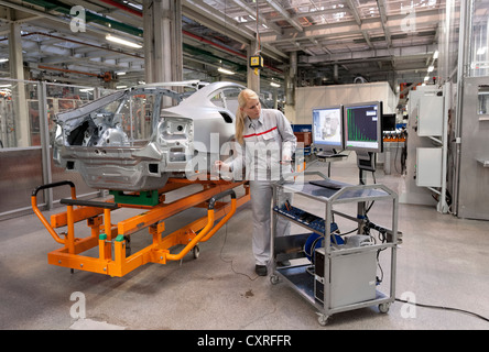 Une Audi employé contrôle points de soudure fixés par des robots sur une voiture avec un capteur, Audi usine en Bavière Banque D'Images