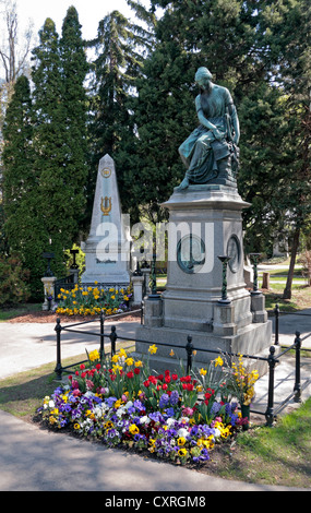 Les tombes des compositeurs Wolfgang Amadeus Mozart et Ludwig van Beethoven dans le cimetière Zentralfriedhof, Vienne, Autriche. Banque D'Images