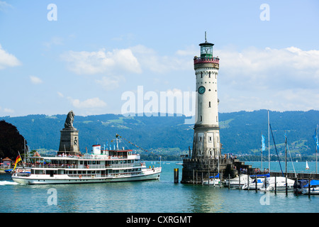 Tour du port de Lindau, avec voile sur le lac de Constance, Bavière, Allemagne Banque D'Images