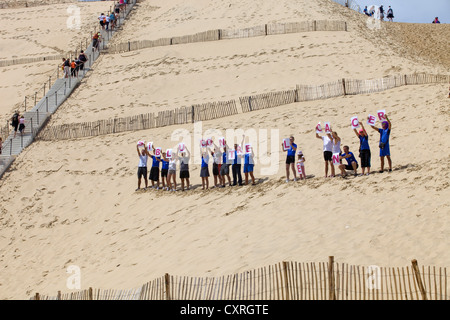 Les gens de Siblu organisation dans la lutte contre le cancer dans la célèbre Dune du Pyla, Pyla sur Mer, France. Banque D'Images