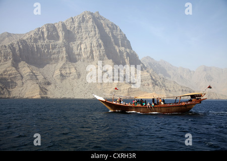 Avec les touristes dans le boutre fjords de Musandam, Khasab, Oman, au Moyen-Orient, en Asie Banque D'Images