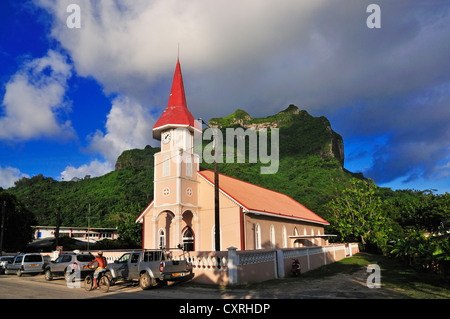 Église de Vaitape, Mont Hue, Bora Bora, Iles sous le Vent, îles de la société, Polynésie française, l'Océan Pacifique Banque D'Images