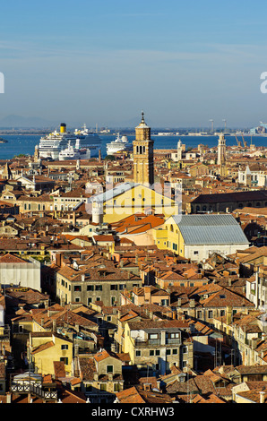 Vue sur les toits de Venise au port, Venise, Venise, Vénétie, Italie, Europe Banque D'Images