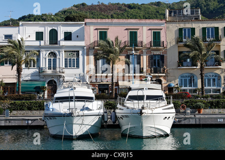 Deux yachts amarrés devant une rangée de maisons, Casamicciola Terme, Ischia Island, Golfe de Naples, Campanie, Italie Banque D'Images