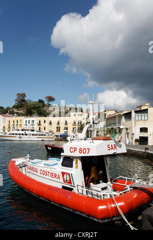 Bateau de la Garde côtière canadienne dans le port d'Ischia Ponte, l'île de Ischia, dans le golfe de Naples, Campanie, Italie du Sud, Italie, Europe Banque D'Images