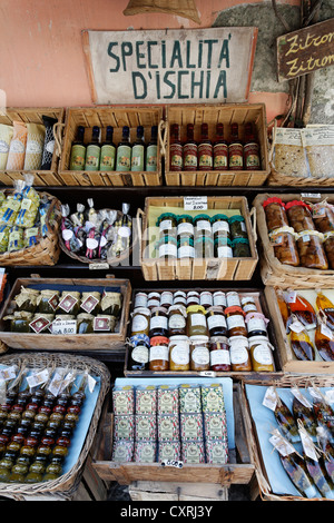 Des spécialités d'Ischia en vente à l'Serpcio shop, vieille ville de Forio, l'île de Ischia, dans le golfe de Naples, Campanie, Italie Banque D'Images