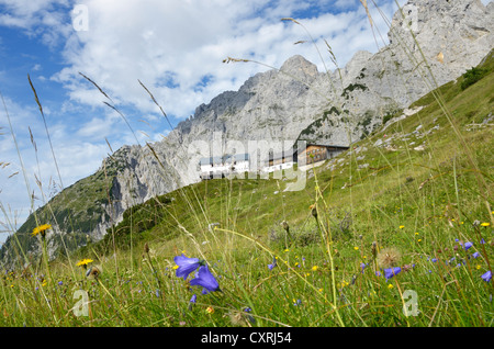 Vue depuis le chemin de randonnée vers Gruttenhuette Klamml passé Mountain lodge, Ellmauer Halt, Wilder Kaiser, Tyrol Banque D'Images