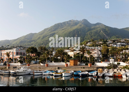 Lacco Ameno Monte Epomeo avec à l'arrière, l'île de Ischia, dans le golfe de Naples, Campanie, Italie du Sud, Italie, Europe Banque D'Images