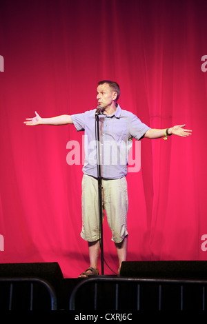 Jeremy Hardy se produisant au festival de Glastonbury en 2010 de style contemporain et d'Arts Banque D'Images