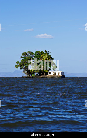 Petite île avec une maison et végétation tropicale dans le Lac Nicaragua, Isletas, Lago de Nicaragua, Nicaragua, Amérique Centrale Banque D'Images