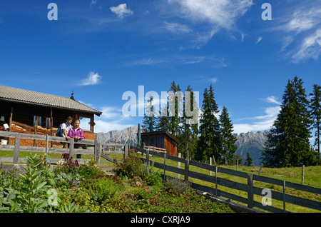 Deux randonnées en faisant une pause à Blinzalm, Hartkaiser, vue vers le Wilder Kaiser, Tyrol, Autriche, Europe Banque D'Images