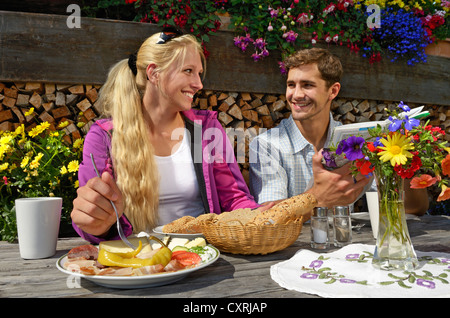 Deux randonnées en faisant une pause à Blinzalm, Hartkaiser, Wilder Kaiser, Tyrol, Autriche, Europe Banque D'Images