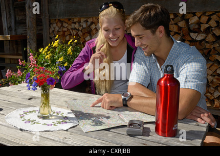 Deux randonnées en faisant une pause à Blinzalm, Hartkaiser, Wilder Kaiser, Tyrol, Autriche, Europe Banque D'Images