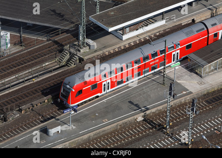 La station de train local à Koeln-Deutz, vues du Koelntriangle office tower, Cologne, Rhénanie du Nord-Westphalie, Allemagne, Europe Banque D'Images