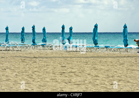 Des chaises longues sur la plage de South Beach, Miami, Floride, USA Banque D'Images