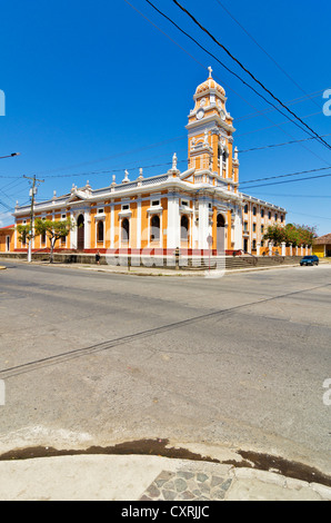 Eglise de Xalteva church à un carrefour, Grenade, fondée par les Espagnols en 1524, au Nicaragua, en Amérique centrale Banque D'Images