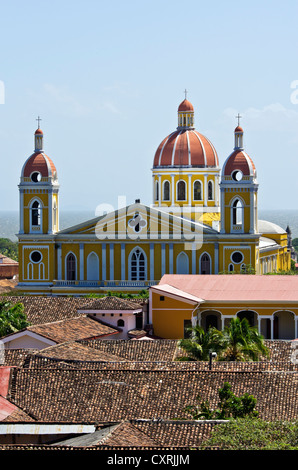 Vue depuis la tour de la Iglesia de la Merced church sur les toits de la cathédrale, en face du lac Nicaragua, Grenade Banque D'Images