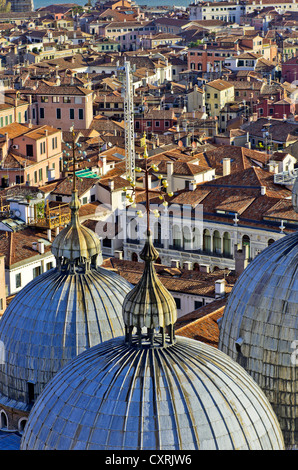 Vue sur Venise avec les dômes de la Basilique Saint Marc, Venise, Venise, Vénétie, Italie, Europe Banque D'Images