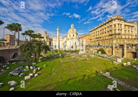 Excavation, Foro traiano, Forum de Trajan, avec la colonne Trajane en face de la monument de Vittorio Emanuele II, Rome, Italie Banque D'Images